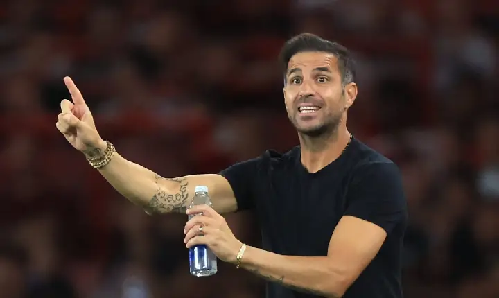 A cláusula que pode ditar o futuro de Cesc Fàbregas nas próximas janelas