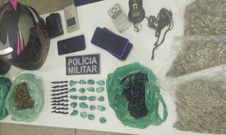AÇÃO DA PMRO NA OPERAÇÃO BRASIL CONTRA O CRIME ORGANIZADO APREENDE MAIS DE 2,2 KG DE DROGAS E 4 PESSOAS SÃO CONDUZIDAS POR TRÁFICO NO DISTRITO DE NOVO PLANO