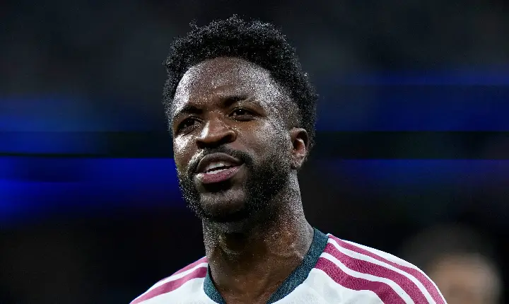 ‘Ação feia, suja e traiçoeira’: Ex-Barcelona condena atitude de Vinícius Junior e aprova expulsão