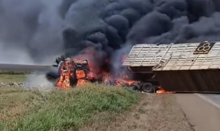 Acidente com carreta  na Br Déixa dois mortos