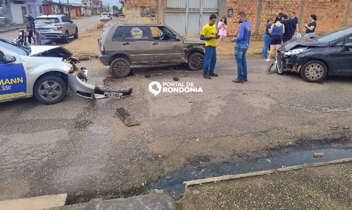 Acidente deixa três carros destruídos após motorista avançar preferencial na Zona Sul