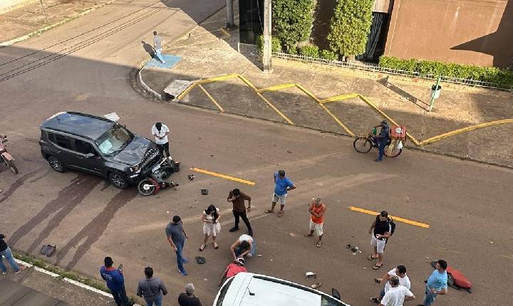 Acidente envolvendo carro e moto deixa vítima em estado grave