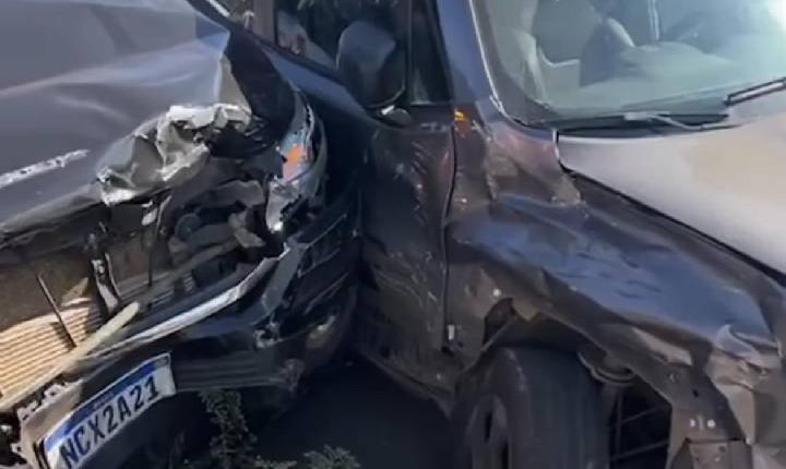 Acidente no centro envolvendo dois carros deixa mulher ferida