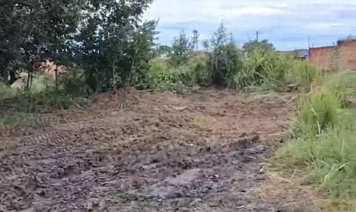 Após denúncia do Fatos RO, Prefeitura limpa área com esterco no Lagoa Azul