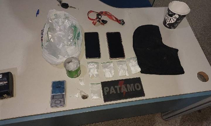 ARIQUEMES – POLÍCIA MILITAR APREENDE MAIS DE 100 GRAMAS DE ENTORPECENTES E PRENDE CASAL POR TRÁFICO DE DROGAS