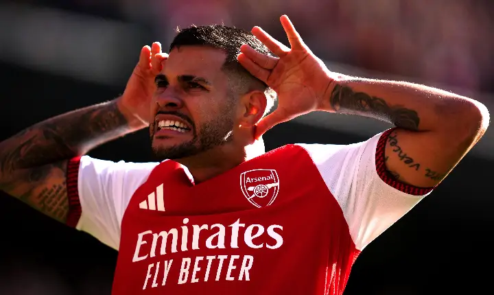 Arteta flerta com velhos problemas, mas Bruno Guimarães salva Arsenal do marasmo contra Leeds