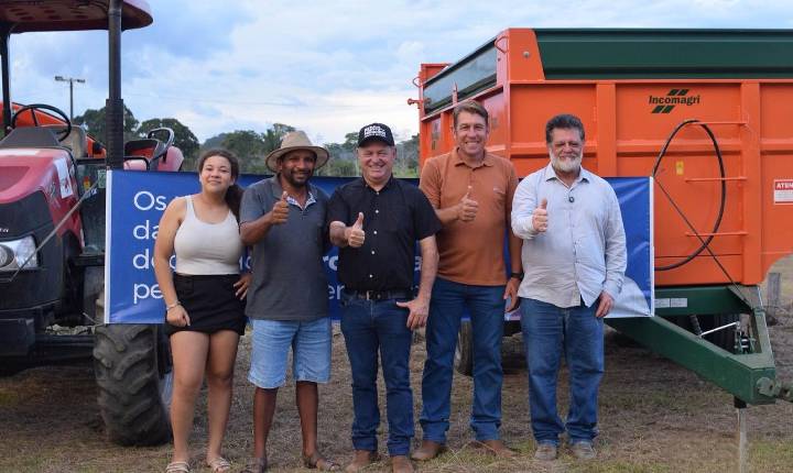 Associação rural de Monte Negro recebe implementos agrícolas com apoio do deputado Pedro Fernandes