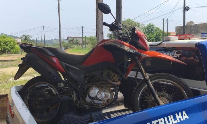 CACAULÂNDIA – POLÍCIA MILITAR LOCALIZA MOTOCICLETA COM RESTRIÇÃO DE FURTO ESCONDIDA EM RESIDÊNCIA