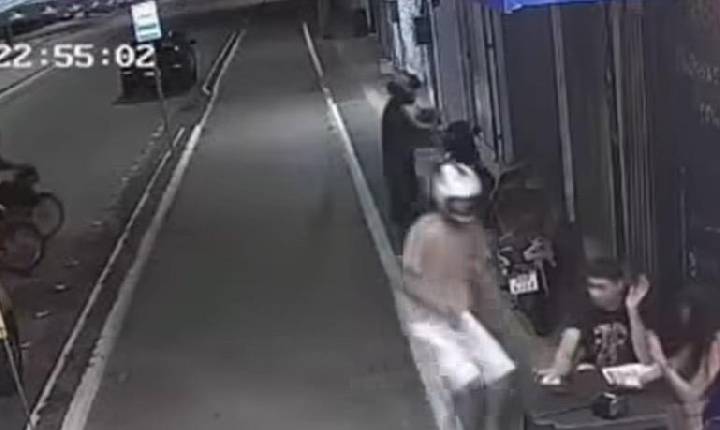 Câmeras flagram assalto praticado por dupla em motocicleta na zona leste de Porto Velho