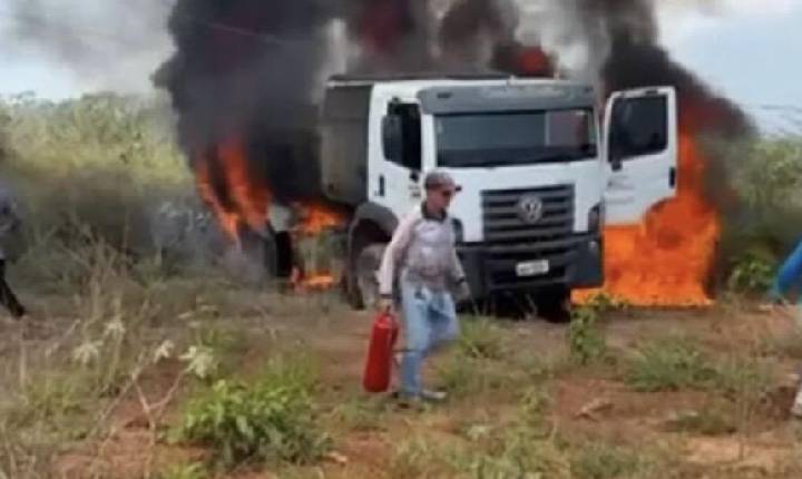 Caminhão da prefeitura é destruído pelo fogo em acidente