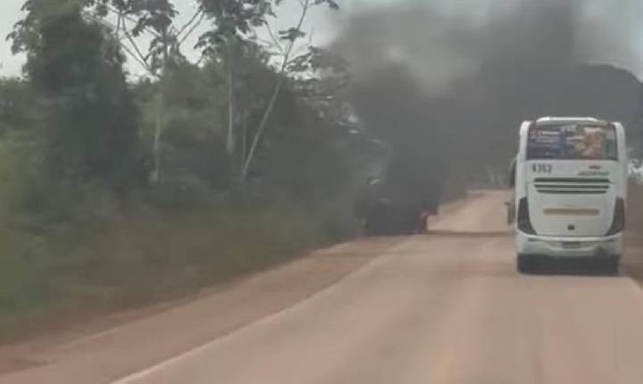 Caminhão pega fogo na Br-364