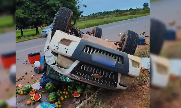 Caminhonete capota após colisão na RO-010 em Rondônia