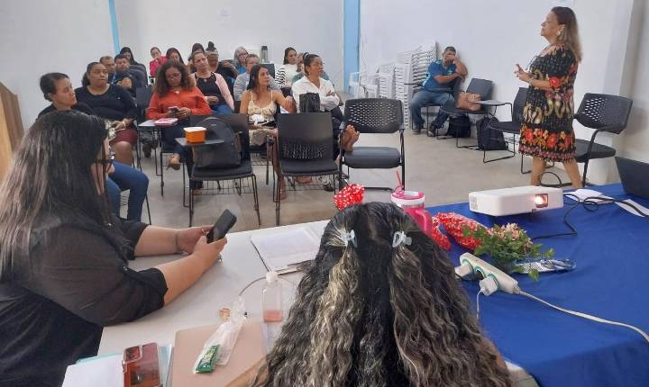 Capacitação prepara equipe para atendimento especializado na Casa Aurora
