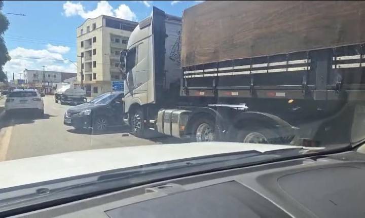 Carreta colide com carro na capital