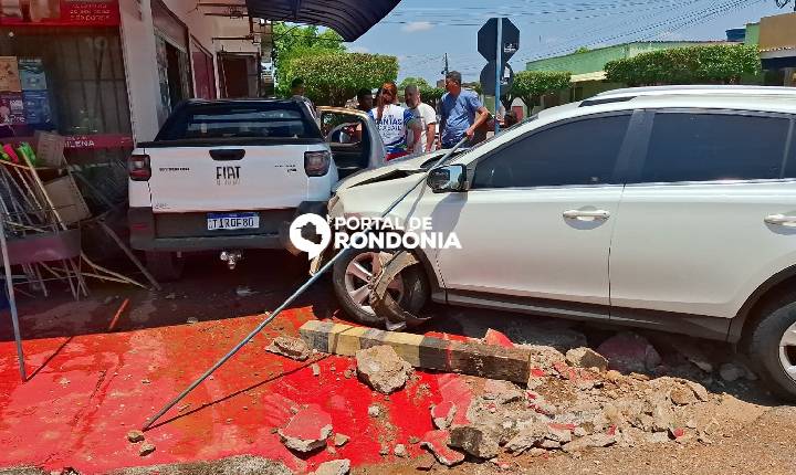 Carro bate em outro veículo e atinge parede de mercado 