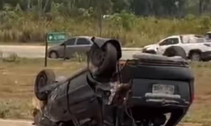 Carro capota na Br- em PVH e motorista fica em estado grave