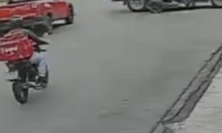 Carro colide com moto e deixa um homem ferido