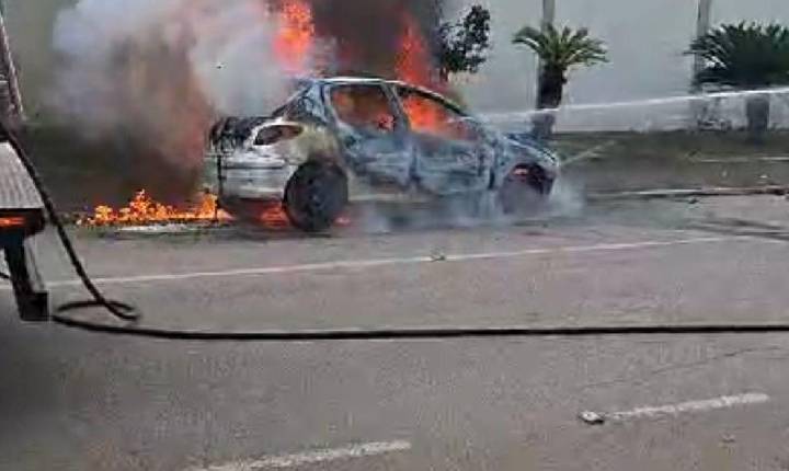 Carro vira sucata em minutos após incêndio repentino em avenida de Porto Velho