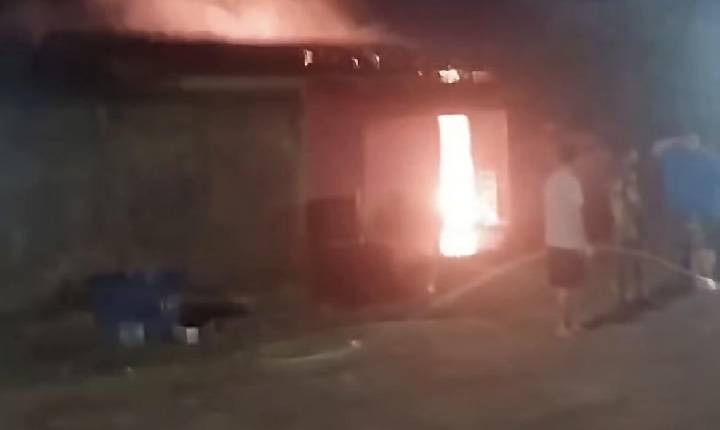 Casa pega fogo na capital