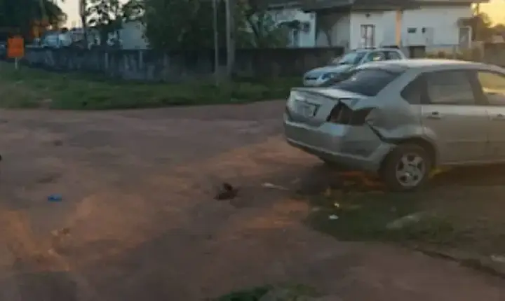 Colisão entre carro e moto deixa ferido em cruzamento de Guajará-Mirim