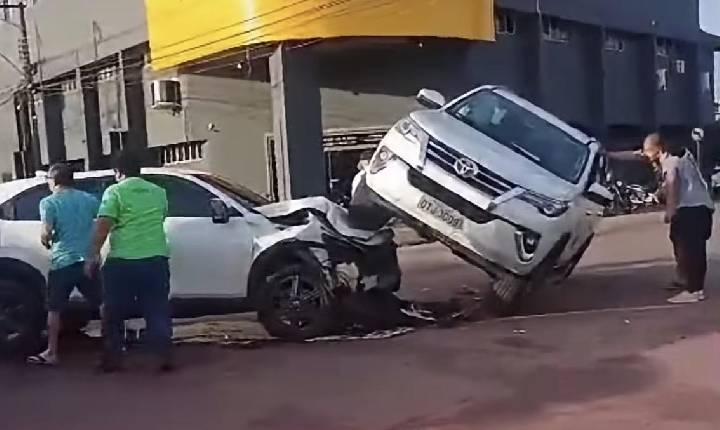 Colisão entre dois veículos é registrada na Avenida Lauro Sodré, em Porto Velho