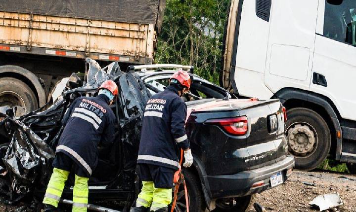 Colisão frontal envolvendo caminhonete e carreta resulta em cinco mortos