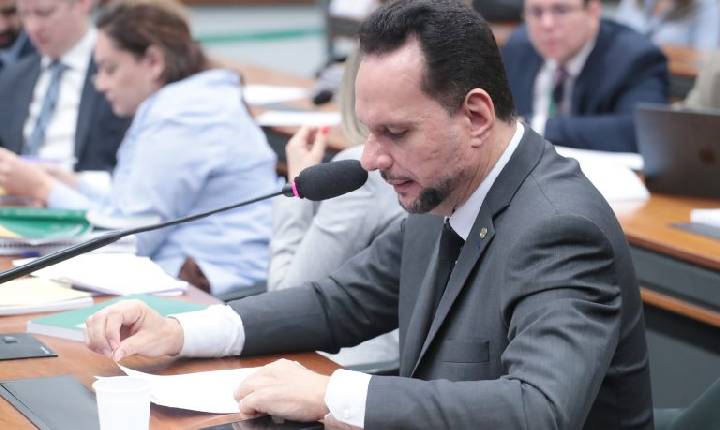 Comissão aprova incentivo fiscal para empresas que contratarem pessoas desempregadas há mais de 12 meses