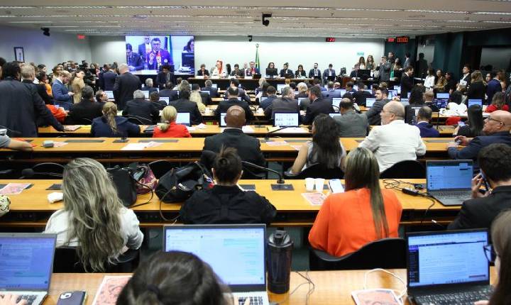 Comissão especial da escala 6x1 ouviu 4 mil pessoas, diz presidente