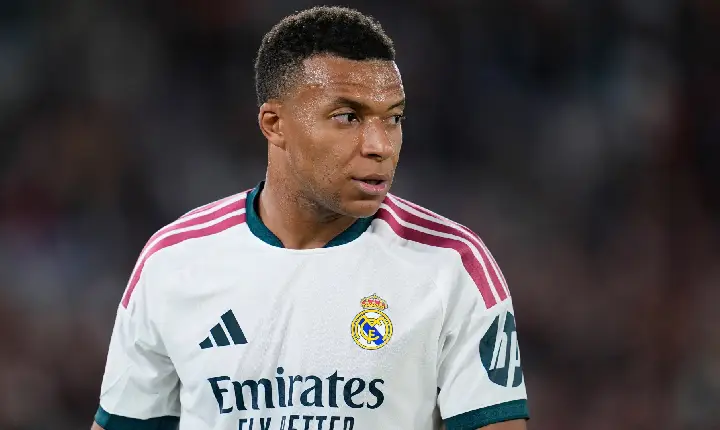 Contra a Roma, Mbappé supera incrível marca de Messi na Champions League