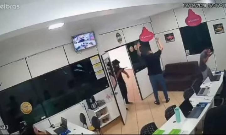 Criminosos invadem loja de veículos e rendem vítimas durante assalto em Porto Velho