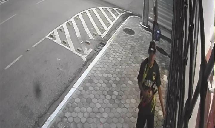 Criminosos usam tesourão para tentar invadir loja de roupas em Porto Velho