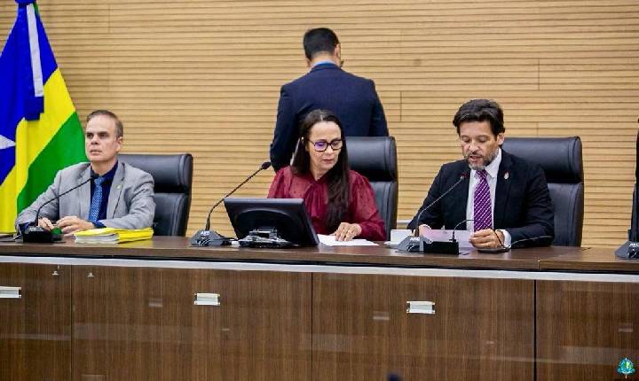 Deputada Rosangela Donadon faz indicação de reforma urgente da quadra poliesportiva e banheiros da Escola Capitão Cláudio