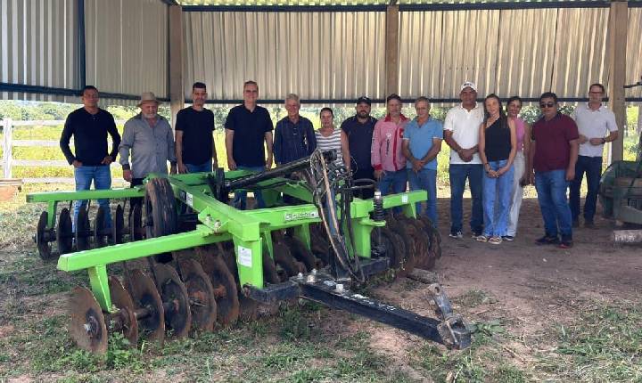 Deputado Alan Queiroz entrega grade niveladora no valor de R$ 68 mil para associação rural da Linha 15, em Alvorada do Oeste