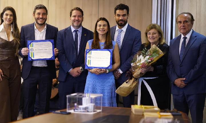 Deputado Alex Redano concede Títulos Honoríficos de Honra ao Mérito a Maurício Carvalho e Mariana Carvalho