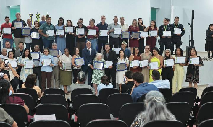 Deputado Ismael Crispin homenageia homens e mulheres que ajudaram a construir a história de São Miguel do Guaporé