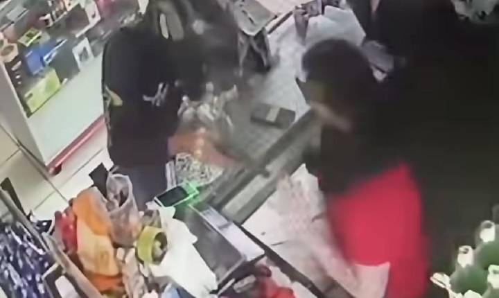 Dois assaltantes armados roubam comércio na zona leste