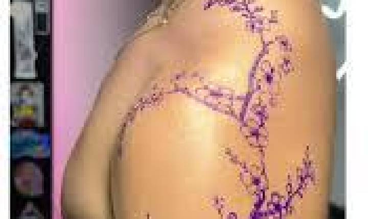 É ombro, é perna ou é outra coisa? Foto de tatuagem toma conta dos grupos de WhatsApp