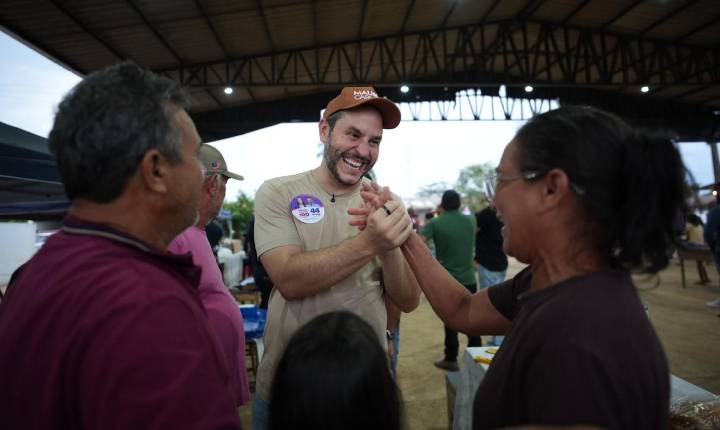 Em Alto Paraíso, Maurício Carvalho destaca resultados do mandato e recebe apoio durante caminhada