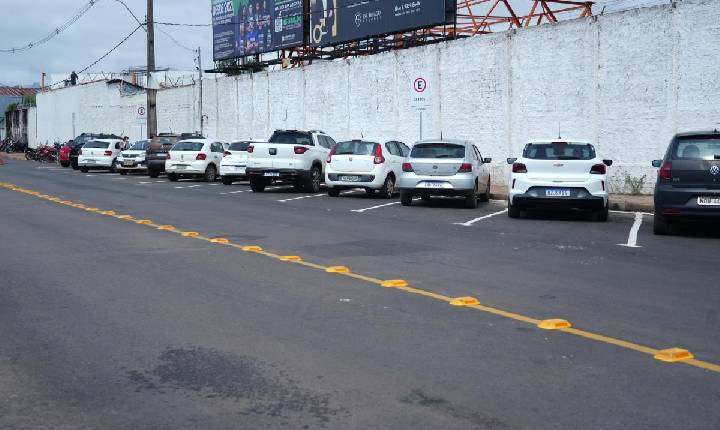Estacionamento gratuito no entorno do shopping facilita a vida da população