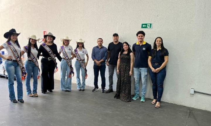 Expovel transforma festa em solidariedade e entrega alimentos arrecadados no Baile da Rainha