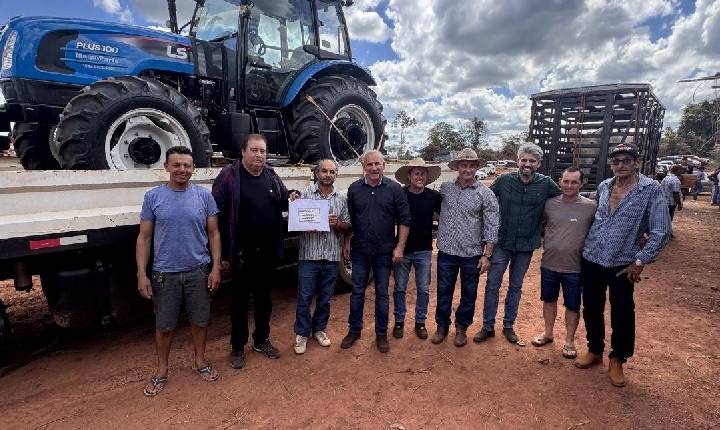 Ezequiel Neiva fortalece produção agrícola com investimento em trator para comunidade Portelinha, em Alta Floresta