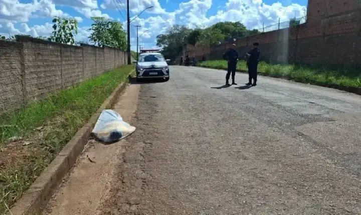 Homem é encontrado morto com perfuração de faca no peito na capital
