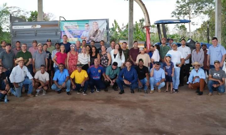 Ieda Chaves destina carreta basculante para associação rural em Espigão do Oeste