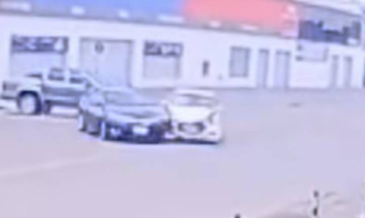 Imprudência no trânsito resulta em acidente com dois carros deixa uma pessoa Ferida