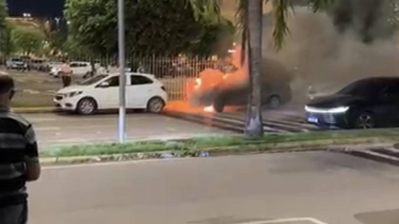 Incêndio destrói carro ao lado do Shopping
