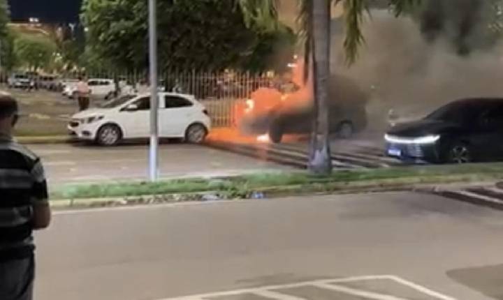 Incêndio destrói carro ao lado do Shopping