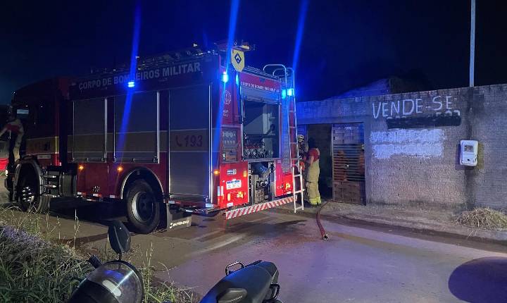 Incêndio destrói residência na zona leste de Porto Velho; morador estava na igreja no momento do fogo