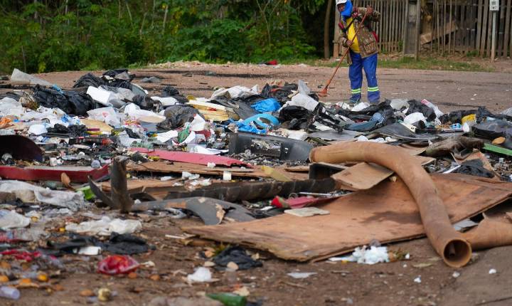 Infrator é obrigado a recolher entulho após ser flagrado pela prefeitura