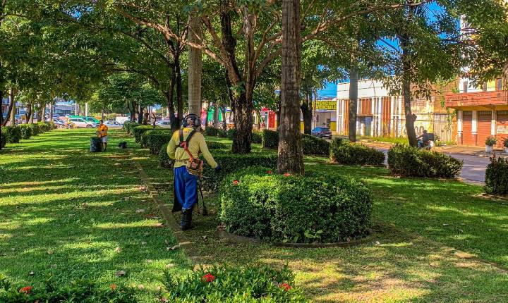 Limpeza, roço e recolhimento de resíduos atendem diferentes regiões de Porto Velho
