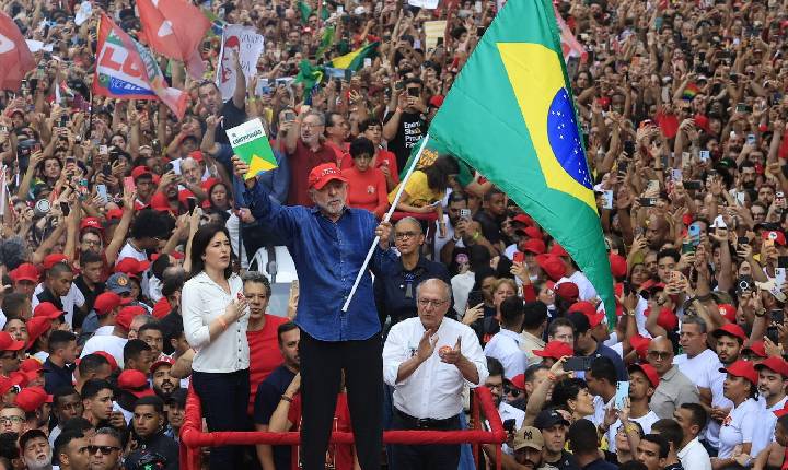 Lula é reeleito presidente do Brasil em virada histórica